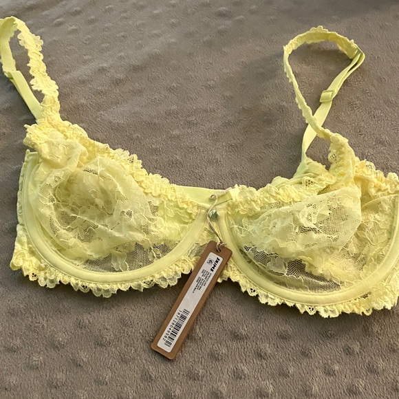 SKIMS Lace Underwire Bra in Light Yellow - Picture 1 of 2